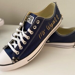 Men converse