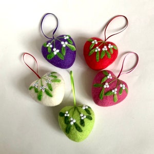 Personalisable heart shaped baubles, 7cm heart design, Mistletoe, Holly or both, needlefelted design, made with wool, choose colours/ name