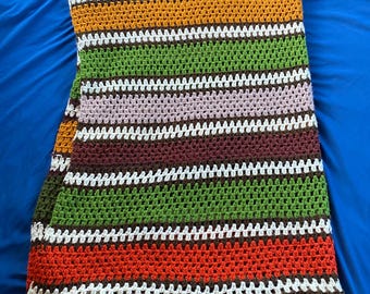 Handgehäkelte afghanische Tagesdecke aus den 1970er Jahren mit Streifen in Dunkelbraun, Weiß, Senfgelb, Moosgrün, Dunkeloliv, Purpur und Zimt.