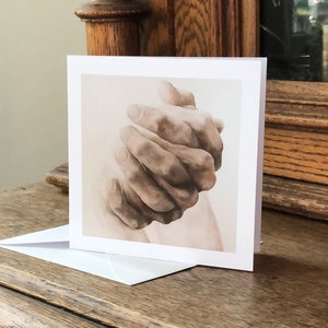 biglietto speciale per lutto, biglietto quadrato pieghevole, motivo mani, stampa artistica, preghiera, mani in preghiera, biglietto con busta bianca