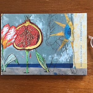 Può includere: Copertina di un libro con un'illustrazione colorata di un melograno, tulipani e una mano con un occhio blu. Il titolo del libro è "MARIA ZALFEN-LENZ - DIE SCRATCHINGS".