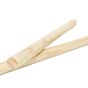 Könnte beinhalten: Zwei Holzstift, etwa 45 cm lang, liegen auf einer weißen Oberfläche. Die Stifte sind glatt und haben eine natürliche Holzfarbe.