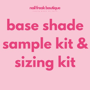 以下が含まれることがあります： ピンクの背景に、白い文字で「nail freak boutique」、その下にさらに小さな白い文字で「luxury press on nails」と書いてあります。「base shade sample kit & sizing kit」という文字が、大きなピンクの文字で書かれています。