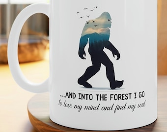 Kubek Bigfoot, Kubek Sasquatch Camping, Zabawny kubek Bigfoot, Prezent Bigfoot, Miłośnik Bigfoot, Prezent dla niego, Kubek do kawy, Kubek Yeti, Spersonalizowany kubek