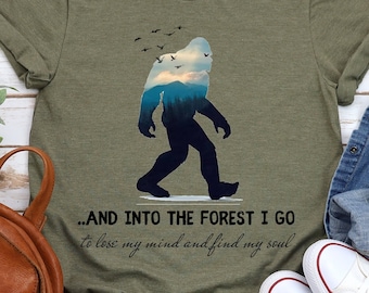 Camiseta Pé Grande, Camiseta Sasquatch, Camiseta Yeti, Camiseta engraçada do Pé Grande, Camiseta para acampamento, Camiseta para trilha, Camiseta "Na Floresta", Presente Pé Grande, Espiritual