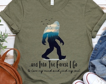 Camiseta Pé Grande, Camiseta Sasquatch, Camiseta Yeti, Camiseta engraçada do Pé Grande, Camiseta para acampamento, Camiseta para trilha, Camiseta "Squatchin'", Camiseta "Into the Woods", Camiseta para amantes da natureza