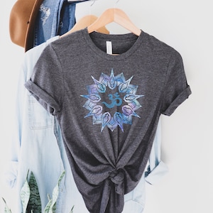 Om Shirt, Mandala Shirt, Heilige Geometrie Shirt, spirituelles Shirt, spirituelles Geschenk, Meditation Shirt, Yoga Top, Manifestierendes Shirt