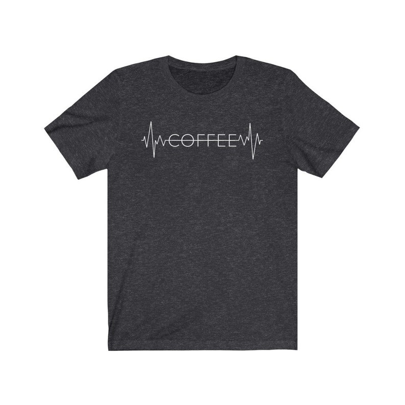 Pode incluir: Uma camiseta cinza escura com um gr&aacute;fico branco de um batimento card&iacute;aco com a palavra "COFFEE" dentro do batimento card&iacute;aco.