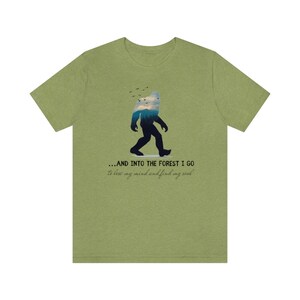 Peut inclure: T-shirt vert avec une silhouette de Bigfoot marchant dans une for&ecirc;t. Le texte dit "...AND INTO THE FOREST I GO to lose my mind and find my soul."