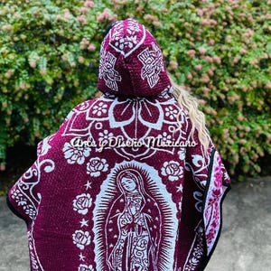 Poncho grueso Nuestra Señora de Guadalupe con gorro Manta hecha a mano Suave Cálido gaban lana virgen de Guadalupe mañanita Regalo de navidad para su chal