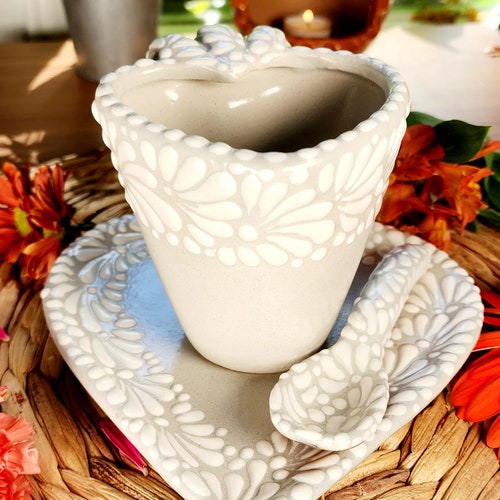 Ensemble original de cuillères et d'assiettes de tasse à café en forme de coeur Talavera mexicaine fait main, ensemble de talavera blanc barro peint à la main, cadeau de fête des mères taza corazon