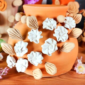 Hand sculpted large vase clay decor Mexican flowers embroidery pottery carved Mexico Barro bordado handmade home gift jarrón florero México