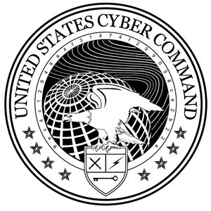 Puede incluir: Sello en blanco y negro con el texto "UNITED STATES CYBER COMMAND" alrededor del borde. El sello presenta un globo terráqueo con un águila volando sobre él, un escudo con espadas cruzadas, rayos y una llave, y cinco estrellas alrededor del borde.