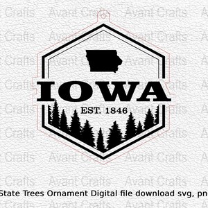 Könnte beinhalten: Schwarze und weiße Silhouette des Bundesstaates Iowa mit dem Wort "IOWA" und "EST. 1846" in einer sechseckigen Form mit einem Kiefernwald am Boden.