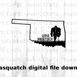 Peut inclure: Silhouette noire et blanche de l'état de l'Oklahoma avec une figure de grand pied qui s'éloigne de l'état. Le texte "GONE SQUATCHIN'" est écrit au-dessus de la figure.