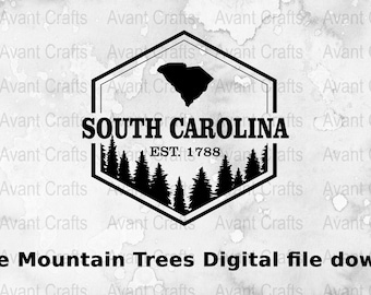 Könnte beinhalten: Schwarzweißes Grafikdesign eines Sechsecks mit einer Silhouette des Bundesstaates South Carolina im Inneren. Das Sechseck ist von einem Ring aus Kiefern umgeben und dem Text "SOUTH CAROLINA EST. 1788".