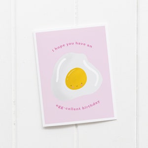 Que tengas un excelente cumpleaños / Tarjeta de felicitación con juego de palabras sobre huevos, divertido juego de palabras sobre comida, linda tarjeta de felicitación, tarjeta con juego de palabras para amantes del desayuno, ilustración de huevo