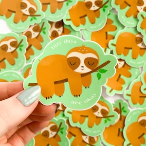 Adesivo Lazy Days Are Okay | Adesivo de vinil com ilustração fofa de preguiça e citação de amor próprio, lembrete de autocuidado, adesivo de garrafa de água