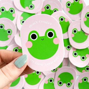 Adesivo Don't Frog to Love Yourself | Adesivo de vinil com citação de amor próprio de sapo, adesivo de positividade, adesivos de laptop de garrafa de água à prova d'água