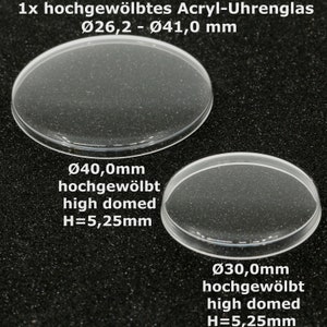Könnte beinhalten: Zwei klare Acryl-Uhrenglaskuppeln, eine mit einem Durchmesser von 40 mm und einer Höhe von 5,25 mm, die andere mit einem Durchmesser von 30 mm und einer Höhe von 5,25 mm. Der Text "hochgewölbt" und "high domed" ist auf dem Bild gedruckt.