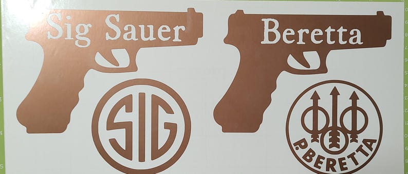 K&ouml;nnte beinhalten: Kupferfarbene Vinylaufkleber mit Pistollensilhouetten und Markennamen. Das Bild zeigt eine Sig Sauer Pistolenkontur mit dem Markennamen dar&uuml;ber und einem kreisf&ouml;rmigen Logo darunter. Eine Beretta Pistolenkontur mit Markennamen und Logo ist ebenfalls abgebildet.