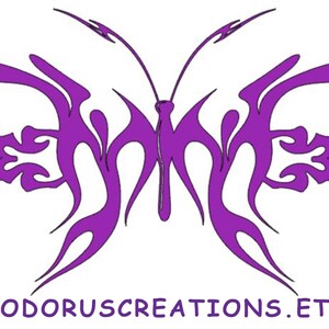 K&ouml;nnte beinhalten: Ein lila Schmetterlingsdesign mit Fl&uuml;geln im Tribal-Stil und einem passenden horizontalen Element. Das Design befindet sich vor einem wei&szlig;en Hintergrund. Die Website-Adresse www.codoruscreations.etsy.com wird darunter angezeigt.