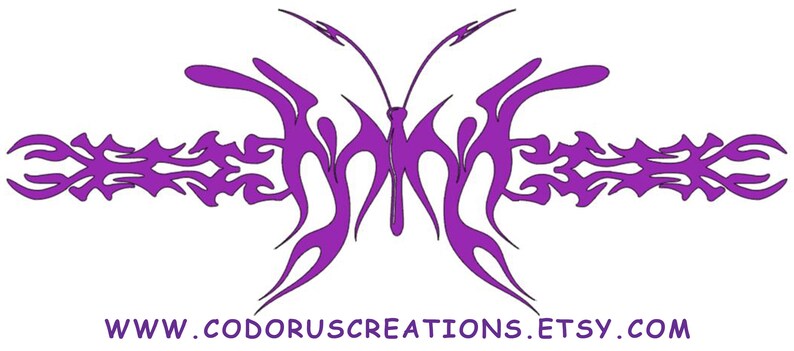 K&ouml;nnte beinhalten: Ein lila Schmetterlingsdesign mit Fl&uuml;geln im Tribal-Stil und einem passenden horizontalen Element. Das Design befindet sich vor einem wei&szlig;en Hintergrund. Die Website-Adresse www.codoruscreations.etsy.com wird darunter angezeigt.