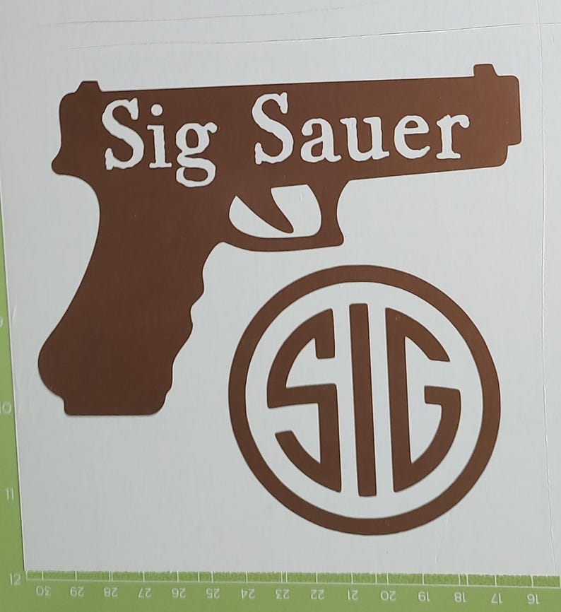K&ouml;nnte beinhalten: Ein brauner Aufkleber mit einer Pistollensilhouette und den wei&szlig;en Worten "Sig Sauer". Unter der Pistole befindet sich ein braunes rundes Emblem mit den wei&szlig;en Buchstaben "SIG". Der Aufkleber befindet sich auf wei&szlig;em Hintergrund.