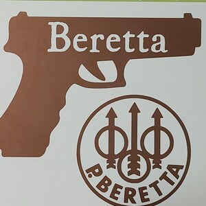K&ouml;nnte beinhalten: Brauner Aufkleber mit einer Pistollensilhouette und dem wei&szlig;en Wort "Beretta". Darunter befindet sich ein rundes Emblem mit den Worten "P. Beretta" und einem Design mit drei Pfeilen.
