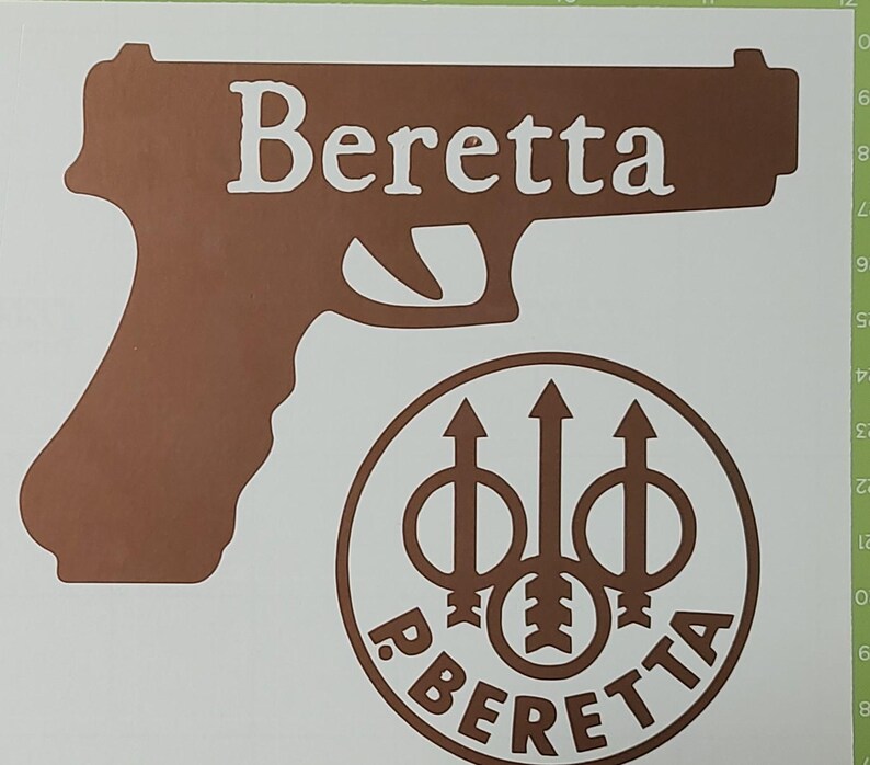 K&ouml;nnte beinhalten: Brauner Aufkleber mit einer Pistollensilhouette und dem wei&szlig;en Wort "Beretta". Darunter befindet sich ein rundes Emblem mit den Worten "P. Beretta" und einem Design mit drei Pfeilen.