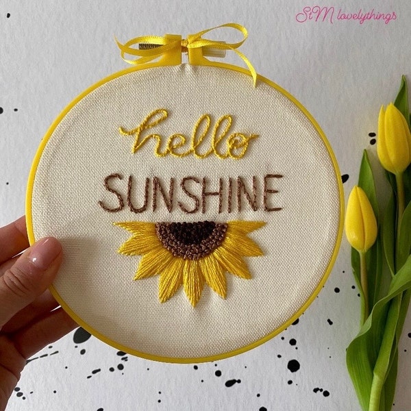 dekorativer Stickrahmen mit handbesticktem Spruch „Hello Sunshine“, Wandschmuck ,Sonnenblume , Unikat , Geschenk für Mutter , Freundin,