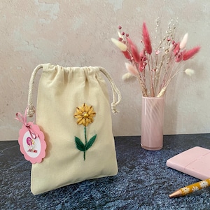 handbestickter Zugbandbeutel mit Blume für Ostern ,Baumwollsäckchen, Geschenksäckchen mit Zugband, Geschenkbeutel mit Stickerei