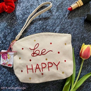 Beige Tasche mit Handschlaufe und   handbestickten Spruch ,Clutch , Beautybag mit Stickerei, Geschenk für Freundin , Mutter , Ostern