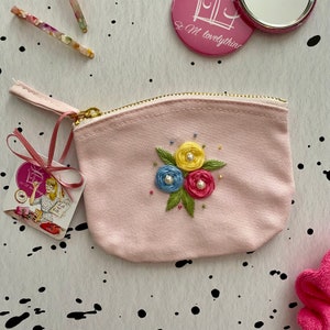 Handbesticktes kleines rosa Täschchen mit Blumenmotiv  , Canvas , Geschenk für Freundin, Schwester , Mutter, Unikat, Mitbringsel