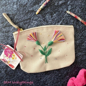 Handbesticktes kleines beiges Täschchen mit Blumenmotiv , Canvas , Geschenk für Freundin, Schwester , Mutter, Unikat, Mitbringsel, Mäppchen