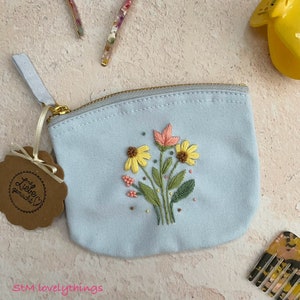 Handbesticktes kleines hellblaues Täschchen mit Blumen , Canvas , Geschenk für Freundin, Schwester , Mutter, Unikat, Mitbringsel