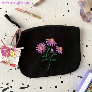 Handbesticktes kleines schwarzes Täschchen mit Blumen , Canvas , Geschenk für Freundin, Schwester , Mutter, Unikat, Mitbringsel