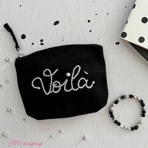 Handbesticktes kleines schwarzes Täschchen mit Lettering Voilà , Canvas , Geschenk für Freundin, Schwester , Mutter, Unikat, Ostern