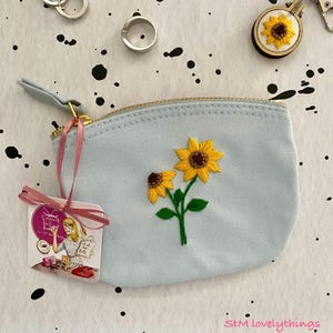 Handbesticktes kleines hellblaues Täschchen mit Sonnenblumen, Canvas , Geschenk für Freundin, Schwester , Mutter, Unikat, Mitbringsel