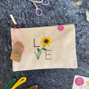 Handbestickte beige Tasche mit Sonnenblume und Schriftzug LOVE , Baumwolle , Beautybag mit Stickerei, Geschenk für Freundin, Mutter , Oma