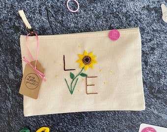 Handbestickte beige Tasche mit Sonnenblume und Schriftzug LOVE , Baumwolle , Beautybag mit Stickerei, Geschenk für Freundin, Mutter , Oma