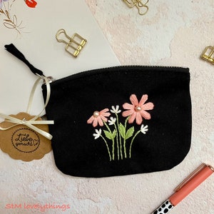 Handbesticktes kleines schwarzes Täschchen mit Blumen , Canvas , Geschenk für Freundin, Schwester , Mutter, Unikat, Mitbringsel