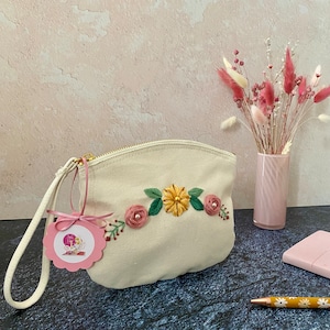 Beige Tasche mit Handschlaufe und  handbestickten Blumen , Clutch , Beautybag mit Stickerei, Geschenk für Freundin , Mutter , Ostern