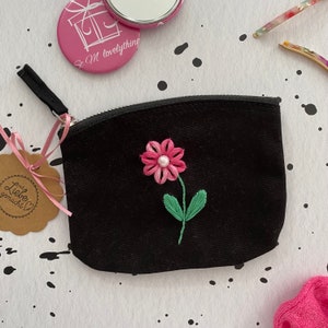 Handbesticktes kleines schwarzes Täschchen mit Blumenmotiv , Canvas , Geschenk für Freundin, Schwester , Mutter, Unikat, Ostern