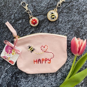 Handbesticktes kleines rosa Täschchen mit Motiv Bee Happy , Canvas , Geschenk für Freundin, Schwester , Mutter, Unikat, Mitbringsel