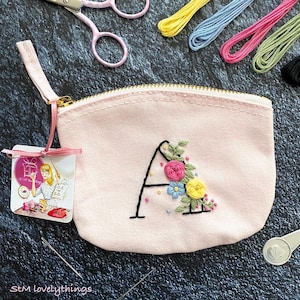kleine Tasche mit handgesticktem Wunschbuchstaben ,Monogramm ,individuelles Geschenk für Freundin, Mutter , Schwester ,personalisierbar
