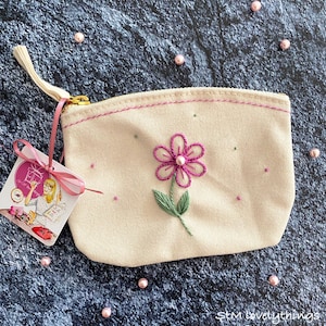 Handbesticktes kleines beiges Täschchen mit Blumenmotiv und Perle , Canvas , Geschenk für Freundin, Schwester , Mutter, Unikat, Mitbringsel