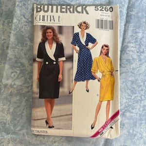 以下が含まれることがあります： ラップスタイルのドレスのヴィンテージソーイングパターン。パターンはサイズ6-8-10-12で、ピーター・ノベルズとシェリーン・ブルームによる「チェッタB」と呼ばれています。パターンは、黒、白のドット柄の青、黄色の3種類のドレススタイルを示しています。