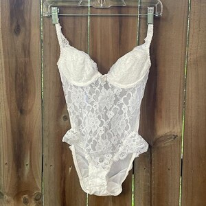 Ensemble Lingerie Victoria's Secret - Soutien-gorge Plunge 32B + Jarretière Peplum - Dentelle Beige
