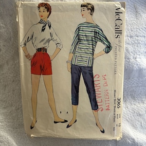 Può includere: Modello di cucito vintage per una camicia, pantaloncini o pantaloni. Il modello è per la taglia 12, busto 76 cm. Il modello è di McCall's e si chiama "Stewart's Pattern Dept."
